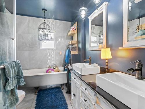 1341 Peninsula Rd, Ucluelet, BC - Indoor Photo Showing Bathroom