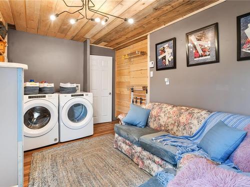 1341 Peninsula Rd, Ucluelet, BC - Indoor Photo Showing Laundry Room