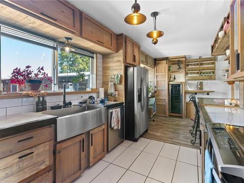 1341 Peninsula Rd, Ucluelet, BC - Indoor Photo Showing Kitchen