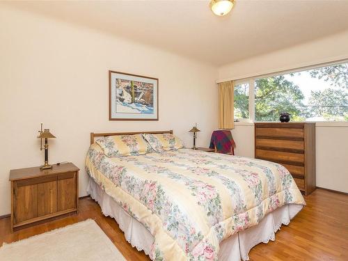 1920 Waterloo Rd, Saanich, BC - Indoor Photo Showing Kitchen