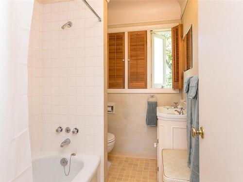 1920 Waterloo Rd, Saanich, BC - Indoor Photo Showing Bedroom