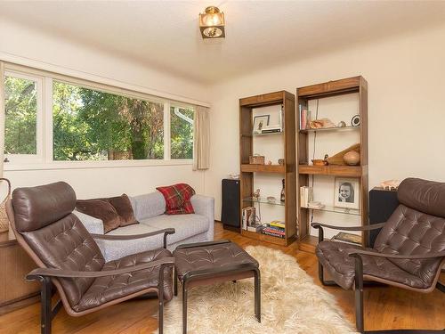 1920 Waterloo Rd, Saanich, BC - Indoor Photo Showing Bathroom