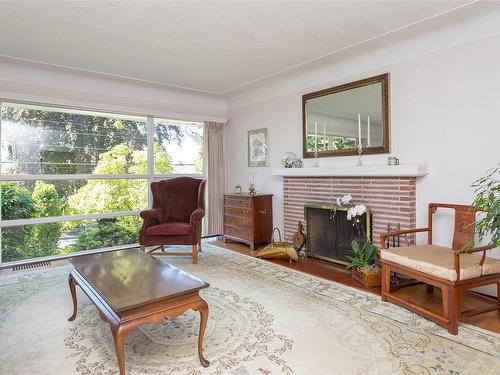 1920 Waterloo Rd, Saanich, BC - Indoor Photo Showing Other Room