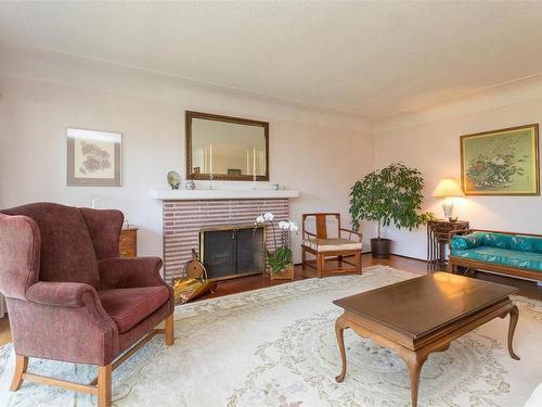 1920 Waterloo Rd, Saanich, BC - Indoor Photo Showing Living Room With Fireplace