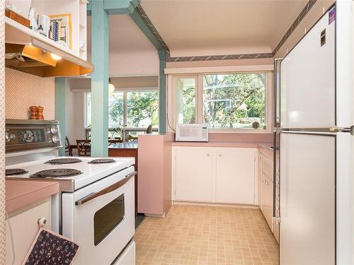 1920 Waterloo Rd, Saanich, BC - Indoor Photo Showing Dining Room