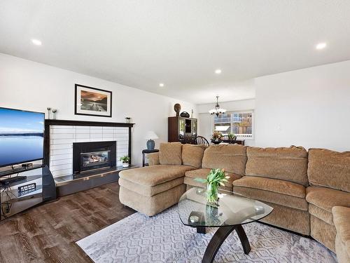 786 Upland Dr, Campbell River, BC - Indoor Photo Showing Living Room With Fireplace