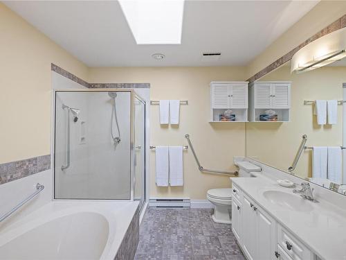 301-431 Crescent Rd West, Qualicum Beach, BC - Indoor Photo Showing Bathroom