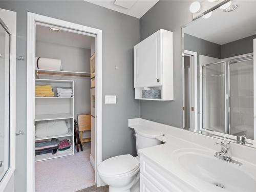 301-431 Crescent Rd West, Qualicum Beach, BC - Indoor Photo Showing Bathroom