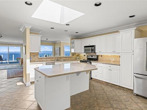 301-431 Crescent Rd West, Qualicum Beach, BC - Indoor Photo Showing Kitchen