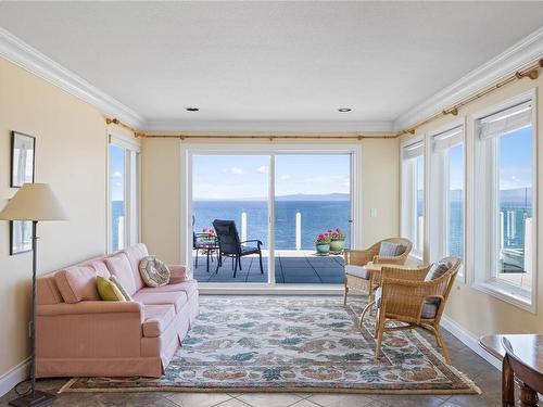 301-431 Crescent Rd West, Qualicum Beach, BC - Indoor Photo Showing Living Room