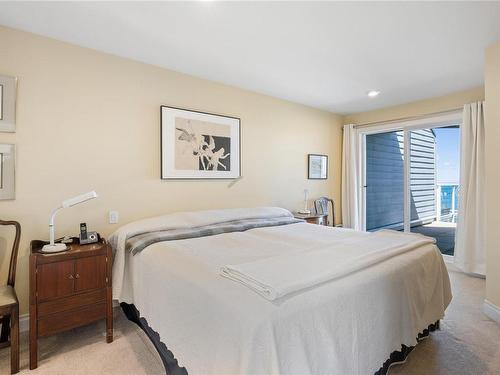 301-431 Crescent Rd West, Qualicum Beach, BC - Indoor Photo Showing Bedroom