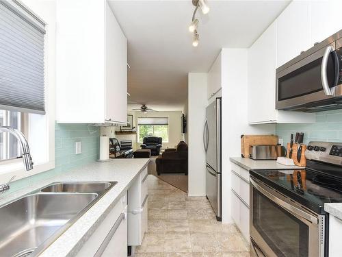 303-4685 Alderwood Pl, Courtenay, BC - Indoor Photo Showing Kitchen With Double Sink