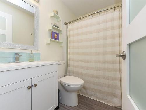 303-4685 Alderwood Pl, Courtenay, BC - Indoor Photo Showing Bathroom