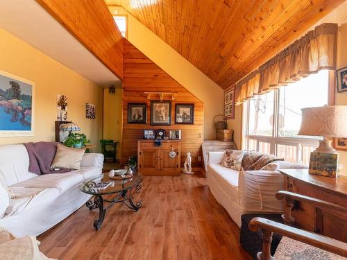 402 Birchgrove Road, Blindfold Lake, ON - Indoor Photo Showing Living Room