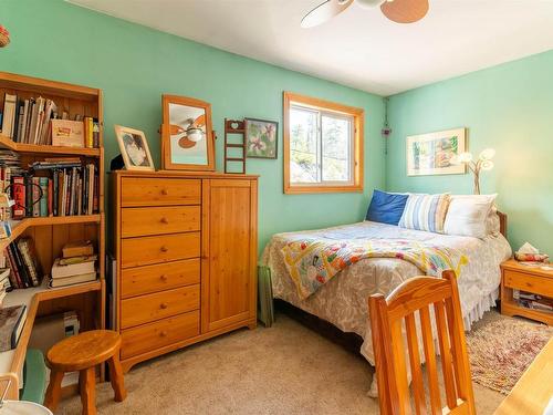 402 Birchgrove Road, Blindfold Lake, ON - Indoor Photo Showing Bedroom