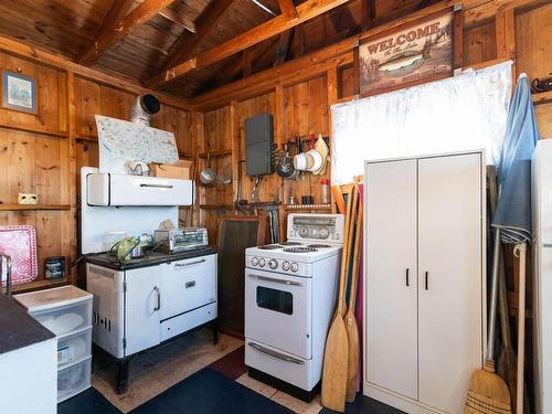 402 Birchgrove Road, Blindfold Lake, ON - Indoor Photo Showing Kitchen