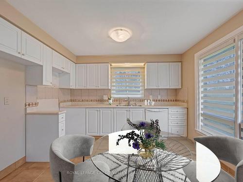 29 Bartley Bull Pkwy, Brampton, ON - Indoor Photo Showing Kitchen