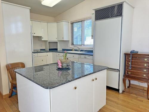 112 Sunset Bay, Thunder Bay, ON - Indoor Photo Showing Kitchen