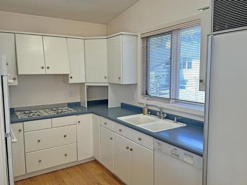 112 Sunset Bay, Thunder Bay, ON - Indoor Photo Showing Kitchen With Double Sink