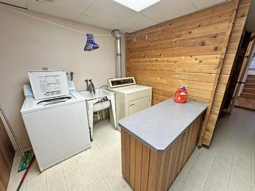 112 Sunset Bay, Thunder Bay, ON - Indoor Photo Showing Laundry Room
