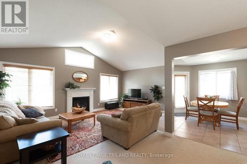 639 Longworth Road, London, ON - Indoor Photo Showing Living Room With Fireplace