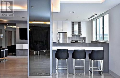 #2426 -7161 Yonge St, Markham, ON - Indoor Photo Showing Kitchen With Upgraded Kitchen