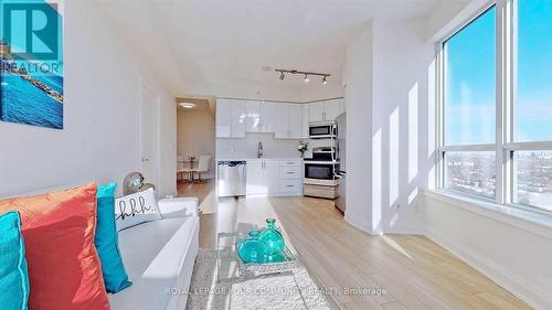 #2426 -7161 Yonge St, Markham, ON - Indoor Photo Showing Kitchen