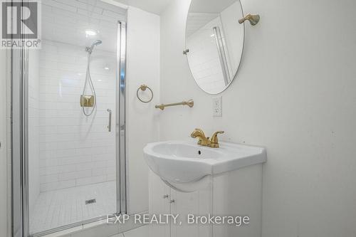 5688 Desson Avenue, Niagara Falls, ON - Indoor Photo Showing Bathroom