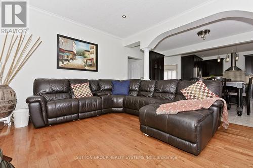 242 Gatestone Drive, Hamilton, ON - Indoor Photo Showing Living Room