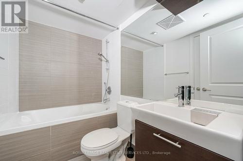 2714 - 386 Yonge Street, Toronto, ON - Indoor Photo Showing Bathroom