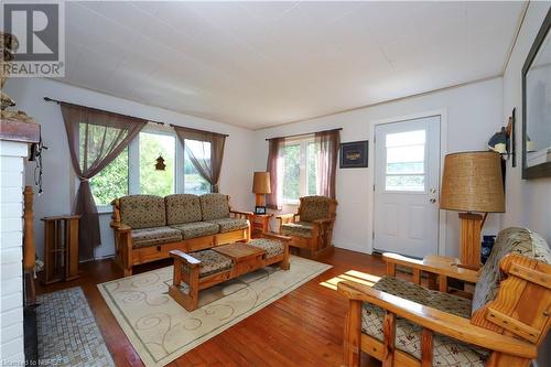 40 Island T38, Temagami, ON - Indoor Photo Showing Living Room