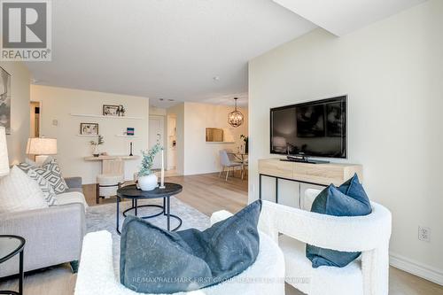 504 - 2550 Lawrence Avenue E, Toronto, ON - Indoor Photo Showing Living Room