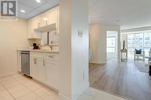 504 - 2550 Lawrence Avenue E, Toronto, ON - Indoor Photo Showing Kitchen
