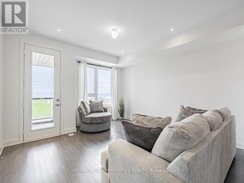 681 Port Darlington Road, Clarington, ON - Indoor Photo Showing Living Room