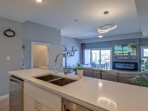 315-3030 Pandosy Street, Kelowna, BC - Indoor Photo Showing Kitchen With Double Sink