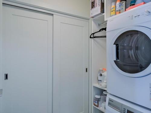 315-3030 Pandosy Street, Kelowna, BC - Indoor Photo Showing Laundry Room