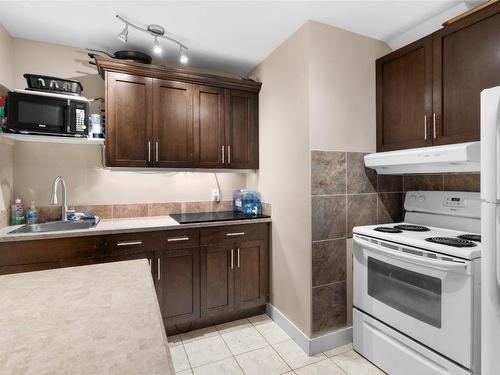 2160 Shelby Crescent, West Kelowna, BC - Indoor Photo Showing Kitchen
