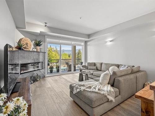 310-3865 Truswell Road, Kelowna, BC - Indoor Photo Showing Living Room With Fireplace