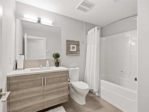 310-3865 Truswell Road, Kelowna, BC - Indoor Photo Showing Bathroom