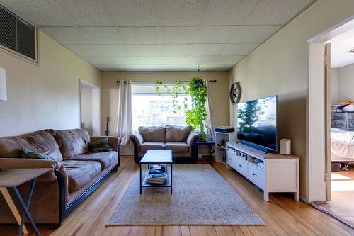 530 Patterson Avenue, Kelowna, BC - Indoor Photo Showing Living Room