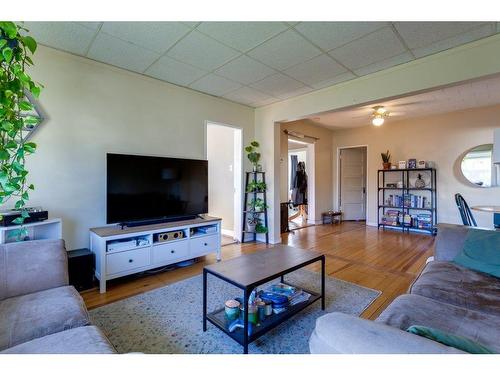 530 Patterson Avenue, Kelowna, BC - Indoor Photo Showing Living Room
