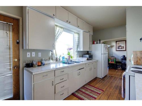 530 Patterson Avenue, Kelowna, BC - Indoor Photo Showing Kitchen With Double Sink