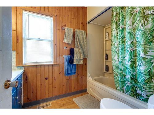 530 Patterson Avenue, Kelowna, BC - Indoor Photo Showing Bathroom