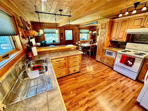 161 6 Street, Tulameen, BC - Indoor Photo Showing Kitchen