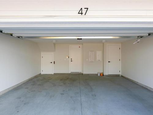 47-307 Glen Park Drive, Kelowna, BC - Indoor Photo Showing Garage