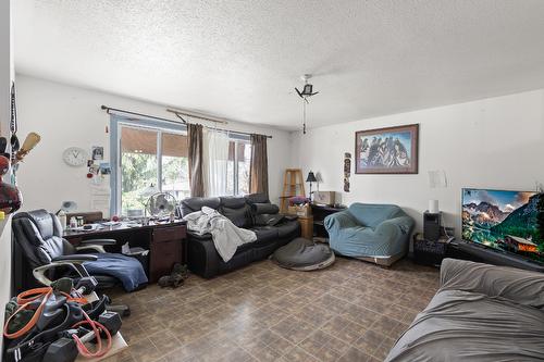 3565 Elk Road, Westbank, BC - Indoor Photo Showing Living Room