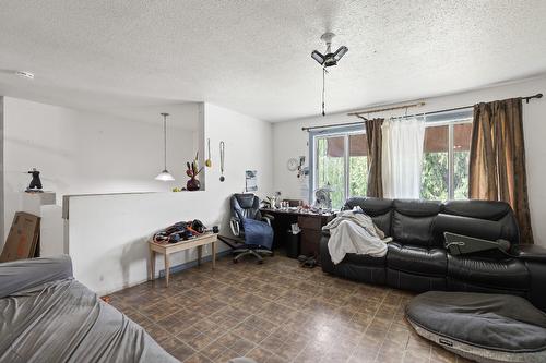 3565 Elk Road, Westbank, BC - Indoor Photo Showing Living Room