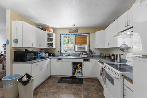 3565 Elk Road, Westbank, BC - Indoor Photo Showing Kitchen