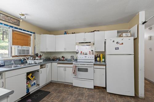 3565 Elk Road, Westbank, BC - Indoor Photo Showing Kitchen With Double Sink