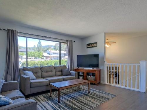 3570 Esquire Road, Kelowna, BC - Indoor Photo Showing Living Room